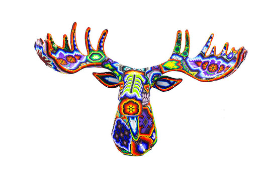 Escultura de Cabeza de Alce Huichol en decoración tradicional - Detalles en chaquira multicolor | Obra de Arte Wixarika