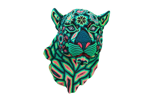 Obra de arte Wixarika representando una cabeza de puma con una mezcla de patrones geométricos y florales en cuentas multicolores, reflejando la maestría de la artesanía Huichol