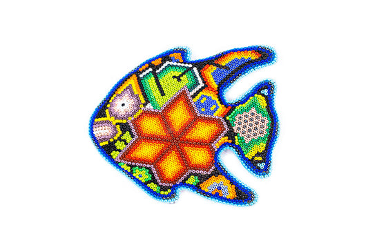 Figura artesanal de un pez ángel vibrante, cubierto completamente con cuentas de colores que forman patrones detallados al estilo Huichol, con una mezcla de tonos cálidos y fríos, sobre un fondo blanco