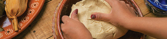 Persona-que-amasa-masa-de-maíz-nixtamalizada-para-preparar-tamales.-Comida-típica-mexicana