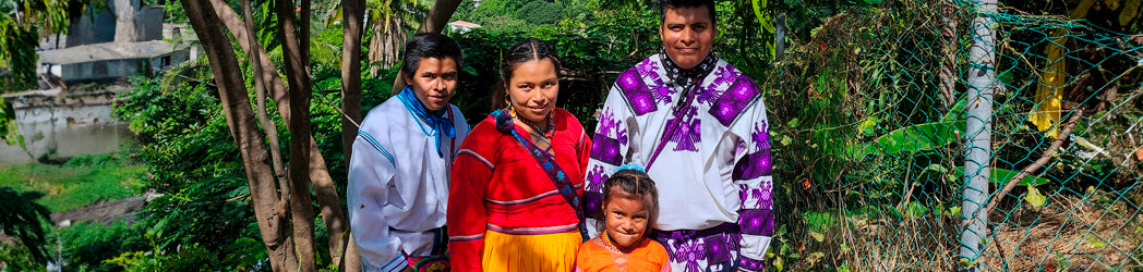 Pueblo Indigena Wixarika Familia de hicholes con vestimenta tradicional