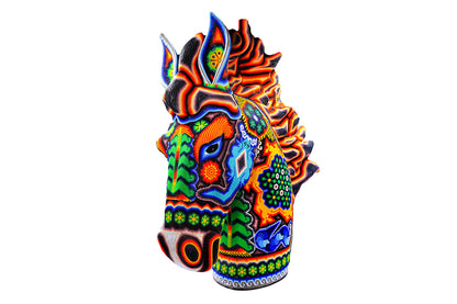 Cabeza de caballo huichol de frente, finamente elaborada con chaquiras de color brillantes