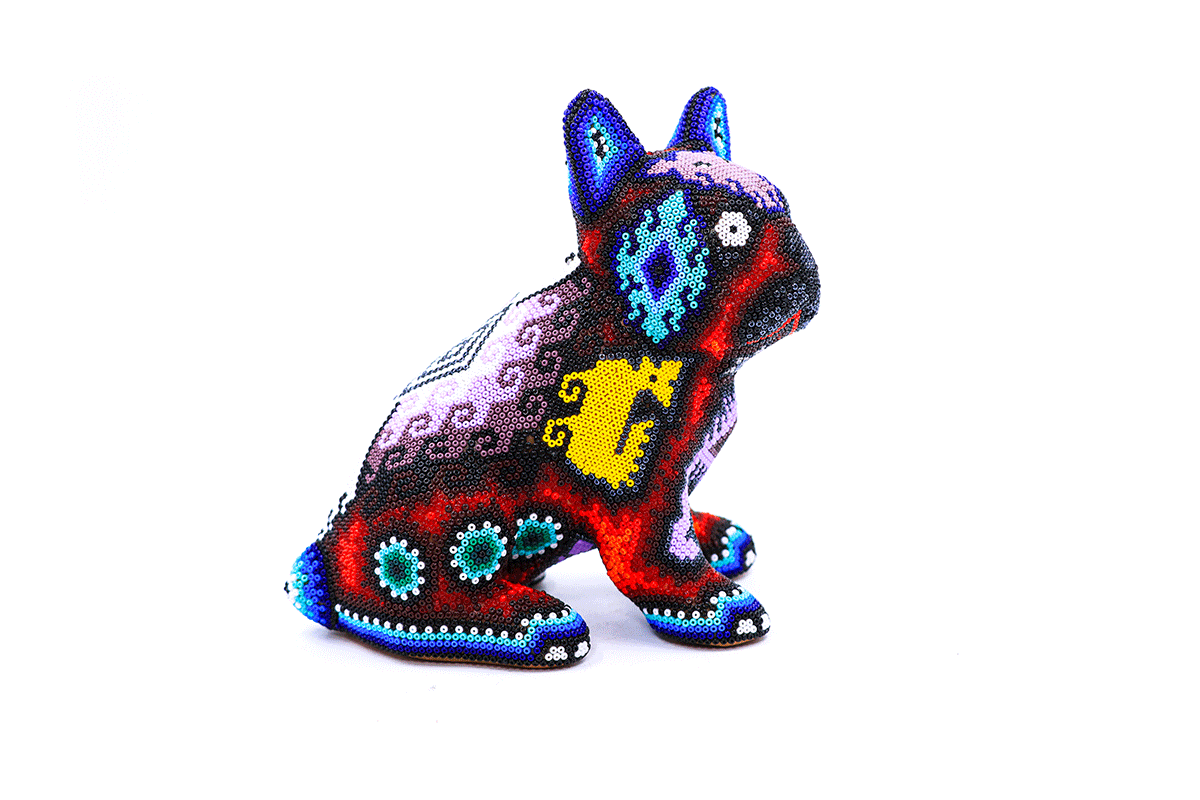 Perro bulldog en perfil derecho, obra de arte Huichol con un vibrante mosaico de cuentas en diseños tradicionales Wixárika sobre un fondo neutro.