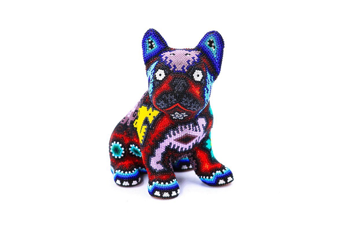 Bulldog Huichol de frente en posición atenta, con un tapiz de cuentas que ilustra la artesanía Wixárika en un contraste de colores radiantes.
