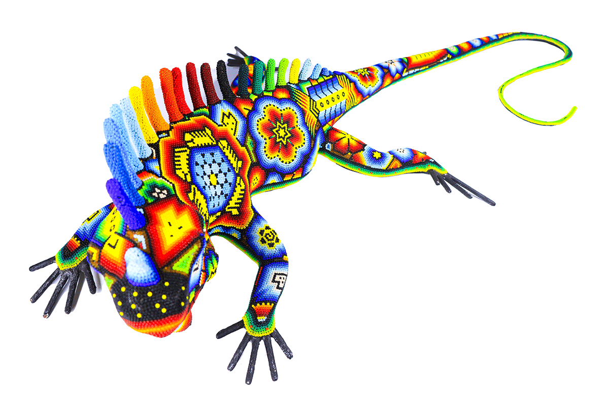 Escultura de iguana Huichol vista desde arriba, con un mosaico de cuentas que ilustra la cultura Wixárika, resplandeciendo con colores vivos y patrones simbólicos.