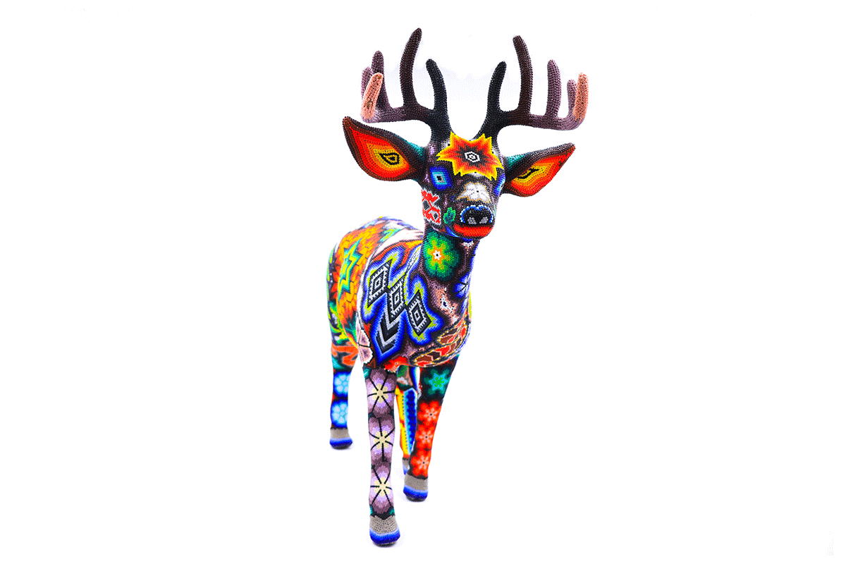Majestuoso ciervo huichol de frente, mostrando un mosaico de chaquiras detalladas que forman diseños geométricos y florales tradicionales, destacando la artesanía y la cultura wixárika.
