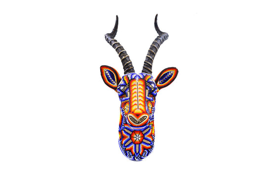 Escultura de Cabeza de Antilope Huichol en decoración tradicional - Detalles en chaquira multicolor | Obra de Arte Huichol 