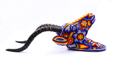 Escultura de Cabeza de Antilope Huichol en decoración tradicional - Detalles en chaquira multicolor | Obra de Arte Huichol 