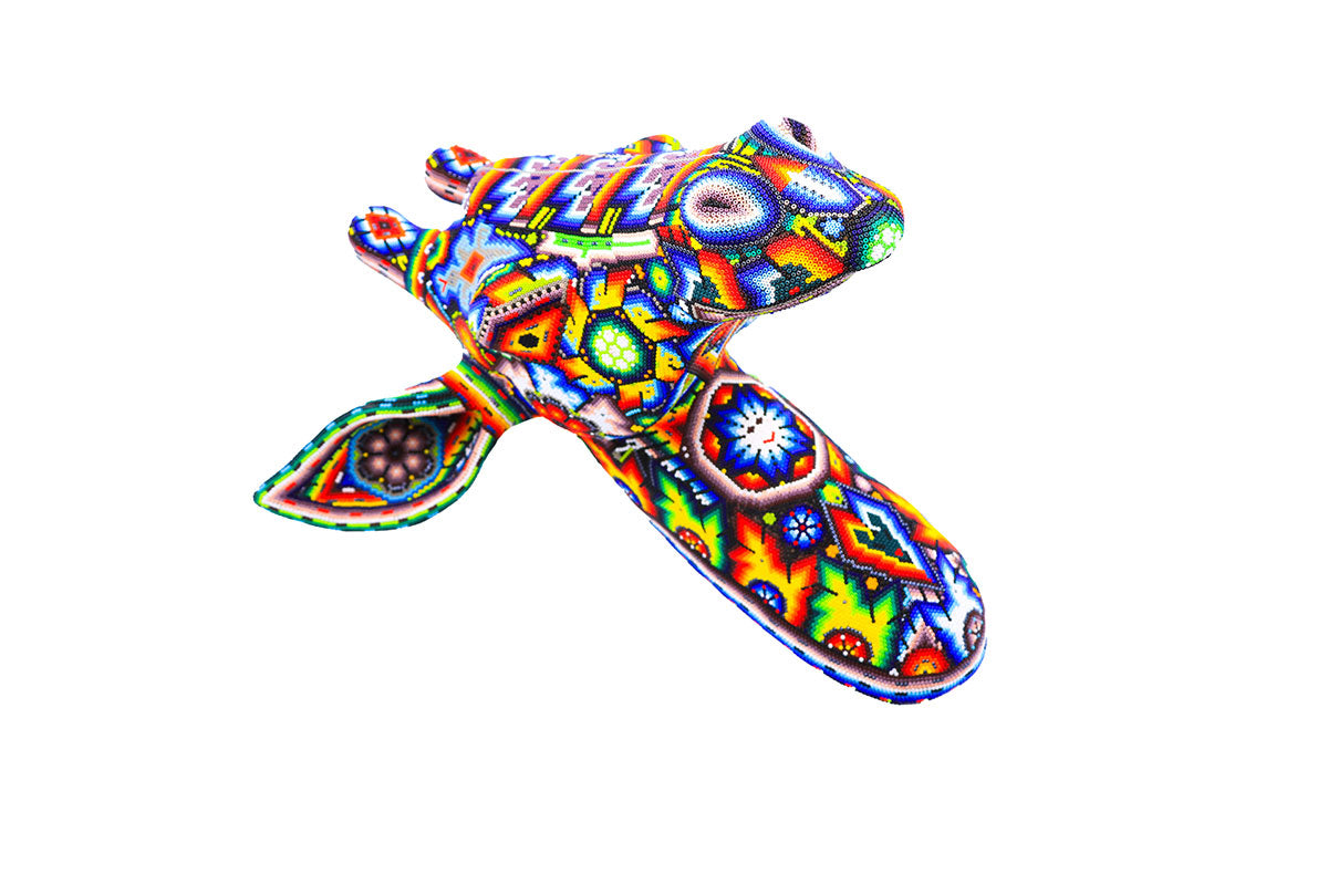Escultura de Cabeza de Jirafa Huichol en decoración tradicional - Detalles en chaquira multicolor | Obra de Arte Wixarika