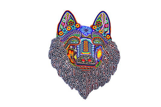 Escultura de Cabeza de Lobo Alfa Huichol en decoración tradicional - Detalles en chaquira multicolor | Obra de Arte Huichol