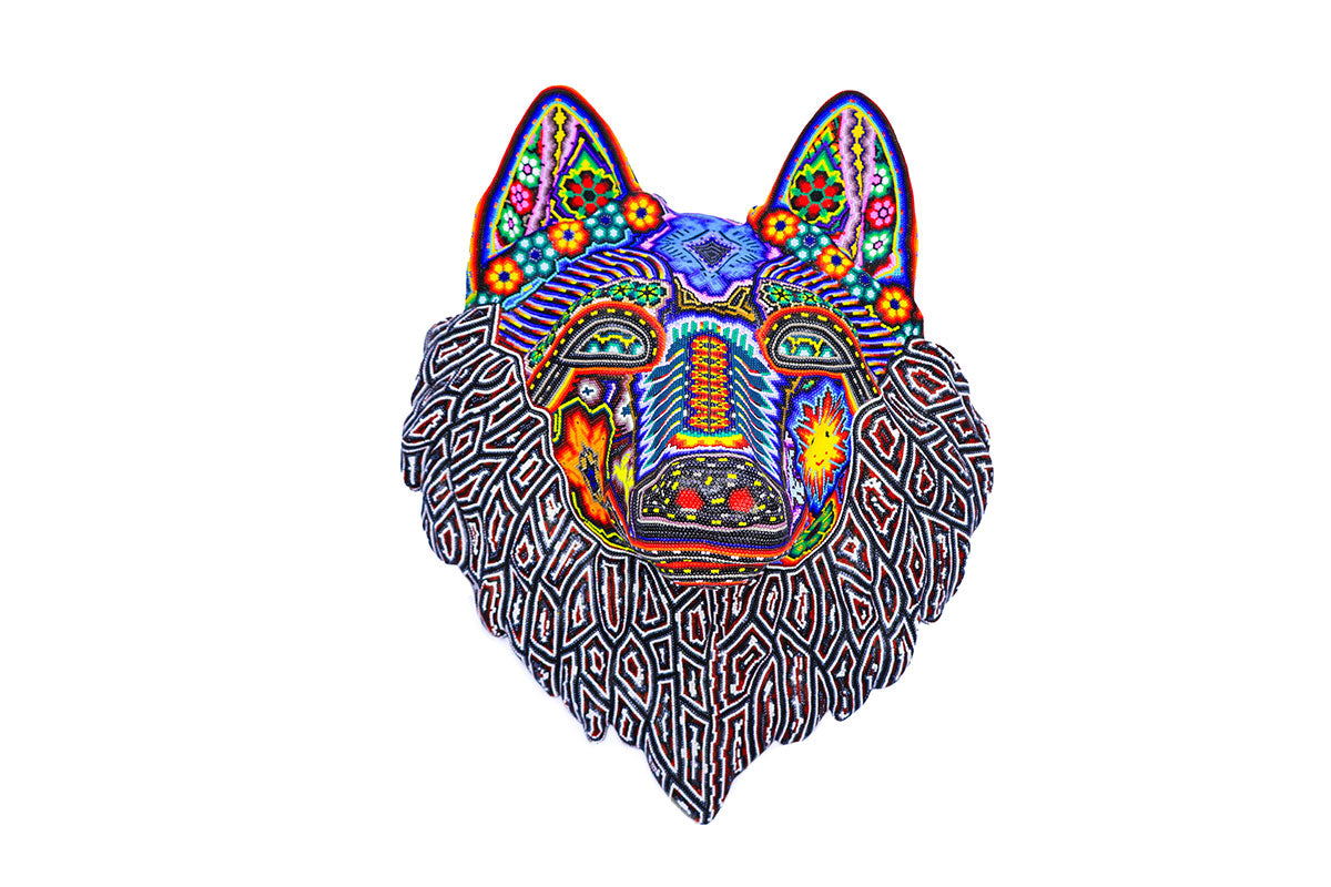 Escultura de Cabeza de Lobo Alfa Huichol en decoración tradicional - Detalles en chaquira multicolor | Obra de Arte Huichol