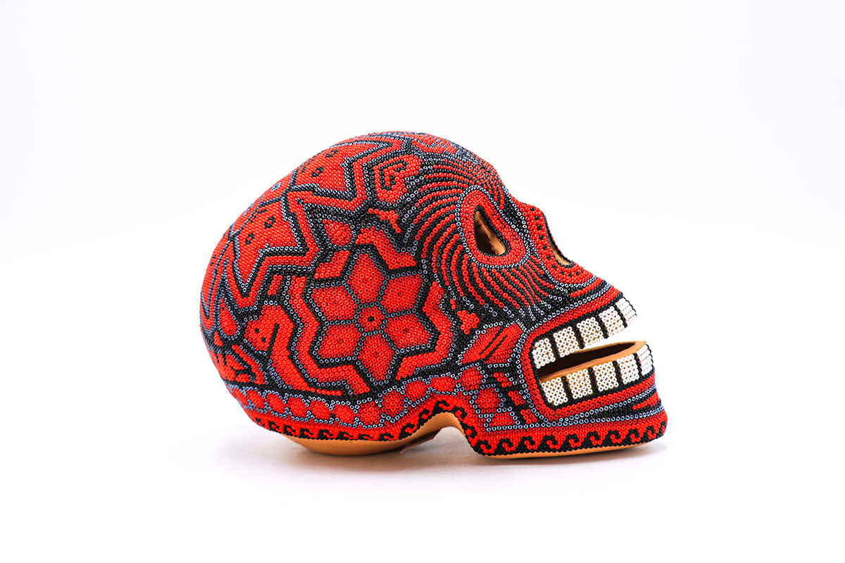 Figura de Craneo Huichol en decoración tradicional - Detalles en chaquira multicolor | Obra de Arte Huichol