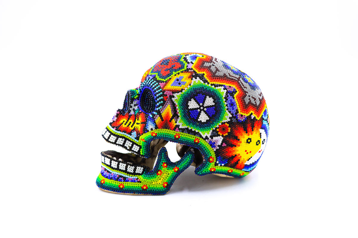Artesanía Wixárika en forma de cráneo humano, con un vibrante diseño de cuentas que captura la rica simbología y tradición de la tribu Huichol