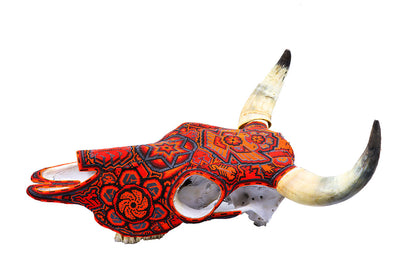 Escultura Craneo de Vaca Huichol en decoración tradicional - Detalles en chaquira multicolor | Obra de Arte Wixarika