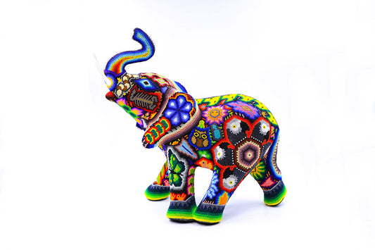 Figura de elefante Huichol en decoración tradicional - Detalles en chaquira multicolor | Tierra Huichol