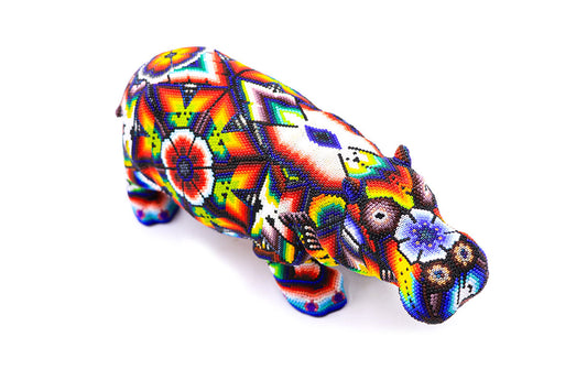 Artesanía Wixarika en forma de hipopótamo, meticulosamente cubierta con un patrón de cuentas coloridas en diseño tradicional Huichol, perfecta para coleccionistas de arte indígena