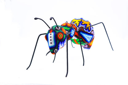 Escultura de hormiga gigante Huichol en decoración tradicional - Detalles en chaquira multicolor | Obra de Arte Wixarika