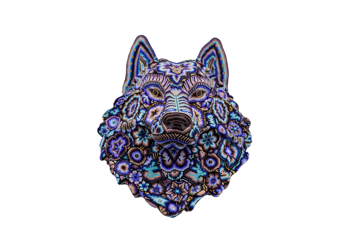 Artesanía Huichol de cabeza lobo frente con dibujos wixárikas