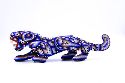 Figura de jaguar en movimiento Huichol en decoración tradicional - Detalles en chaquira multicolor | Tierra Huichol