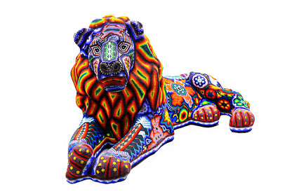 Artesanía Huichol representando un león en colores vibrantes con intrincados patrones geométricos y motivos de la naturaleza, hecha a mano por artistas Wixárika de México