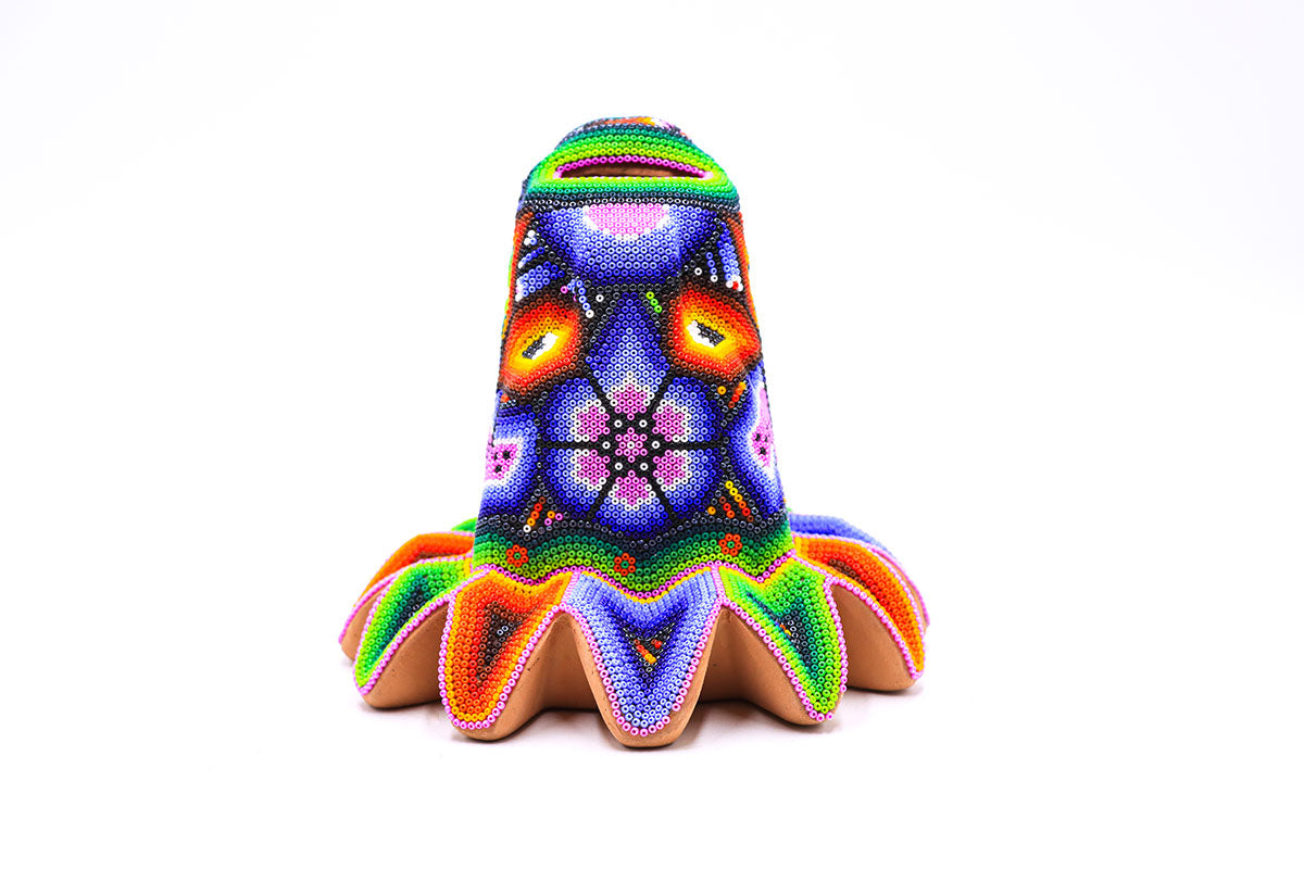 Obra de arte Huichol del Quetzalcoatl con diseño intrincado y colorido, resaltando la maestría artesanal Wixarika, perfecto para añadir un toque de cultura y color a cualquier espacio