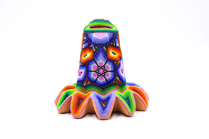 Obra de arte Huichol del Quetzalcoatl con diseño intrincado y colorido, resaltando la maestría artesanal Wixarika, perfecto para añadir un toque de cultura y color a cualquier espacio