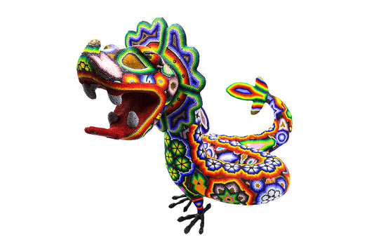 Figura artesanal Huichol de una serpiente Quetzal multicolor con cuentas, mostrando un diseño vibrante y complejo, simbolizando la cultura Wixarika, ideal para coleccionistas y decoración étnica