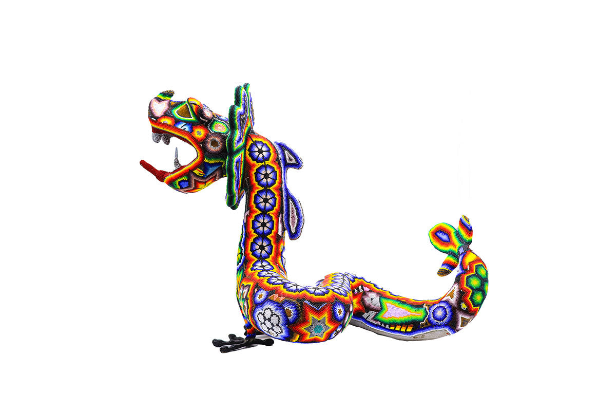 Arte Huichol en forma de serpiente Quetzal, elaborada con cuentas de colores brillantes que forman patrones tradicionales Wixarika, una pieza distintiva para cualquier colección de arte