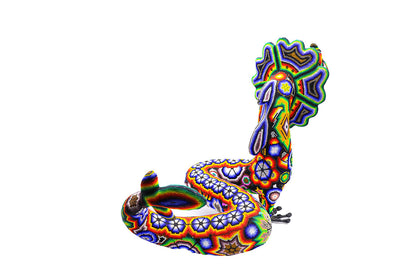 Serpiente Quetzal de artesanía Wixarika, destacando por su trabajo en cuentas que crea un efecto tridimensional, un reflejo del arte indígena Huichol para decoración del hogar