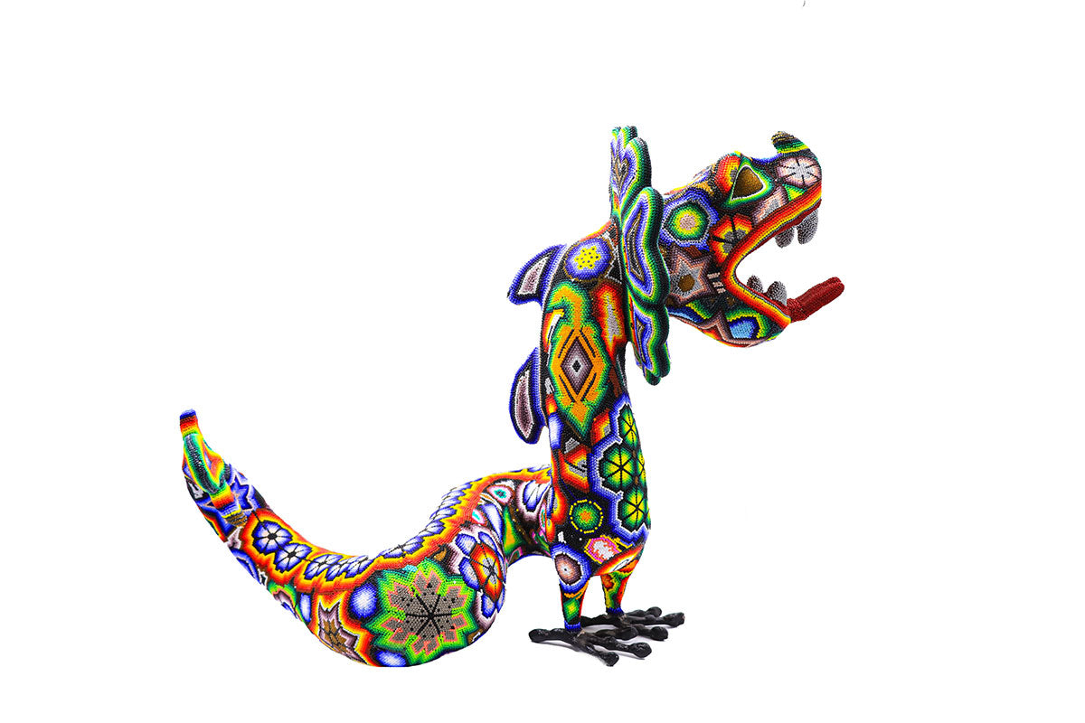 Escultura de serpiente Quetzal en estilo Huichol, con un mosaico de cuentas detalladas que capturan la esencia de la mitología y el arte Wixarika, perfecta para un toque cultural en interiores