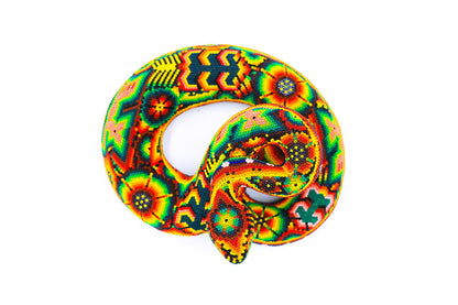 Serpiente de cascabel artesanal Huichol, hecha a mano con vibrantes cuentas en patrones geométricos que celebran la espiritualidad y naturaleza de la tradición Wixárika