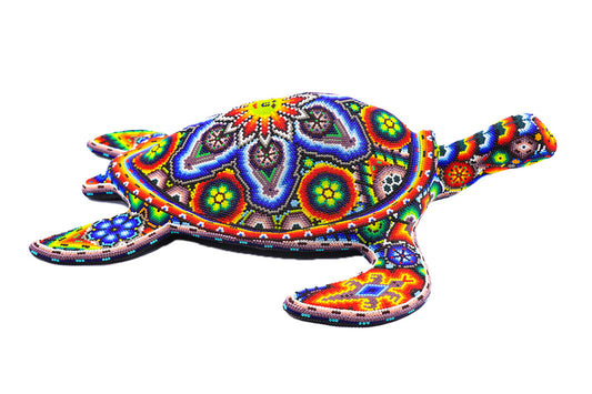 Artesania figura Tortuga Alta Huichol en decoración tradicional - Detalles en chaquira multicolor | Obra de Arte Wixarika