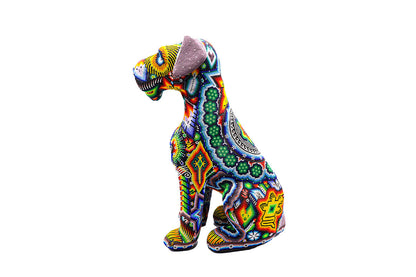 Artesanía Huichol de perro Schnauzer en perfil, con diseño multicolor de chaquiras vibrantes, destacando la cultura Wixárika