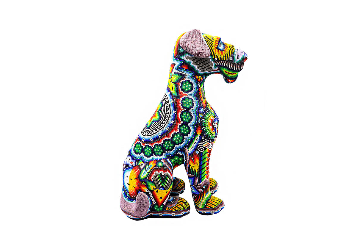 Schnauzer artesanal Huichol en perspectiva angular, con intrincados detalles de arte Wixárika en un espectro colorido