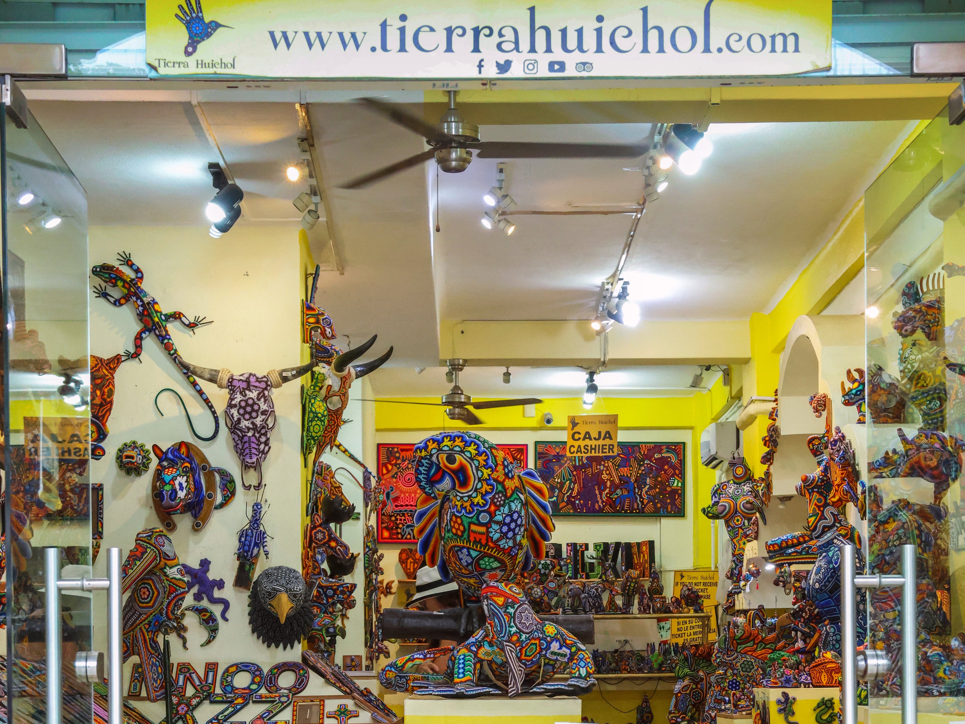 sucursal Galeria de arte tierra huichol puerto vallarta zona romantica Jalisco Mexico