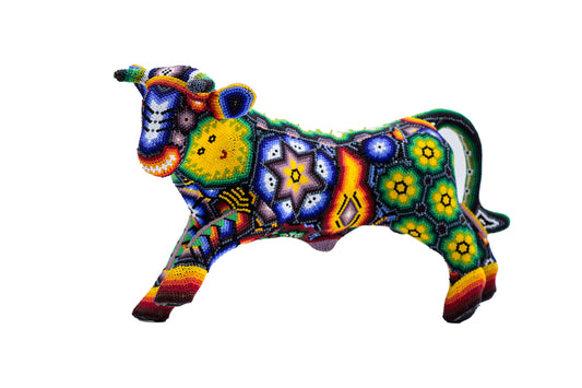 toro lidia salvaje de arte huichol enchaquirado con simbolos wixarika perfil