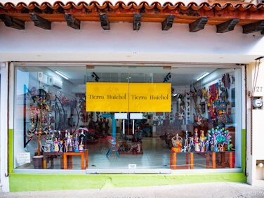 Fachada de la galería de tierra huichol en la calle josefina ortiz de domingues en el centro de puerto vallarta