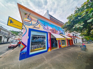 Fachada de la galería de tierra huichol en el malecón de puerto vallarta