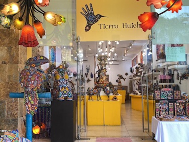 Entrada de la galería de tierra huichol la quinta avenida de playa del carmen