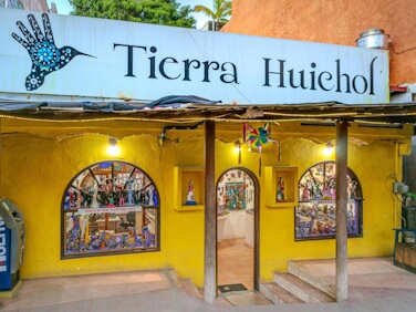 Fachada de la galería de tierra huichol en la localidad de sayulita