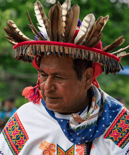 Persona wixarika con sombrero de plumas