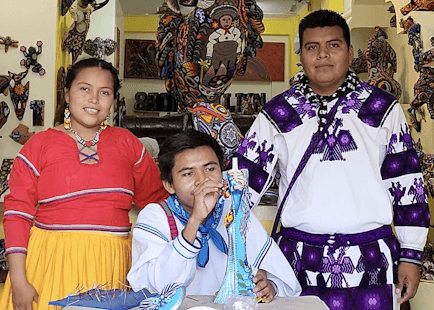 Personas wixarika en la galeria de tierra huichol