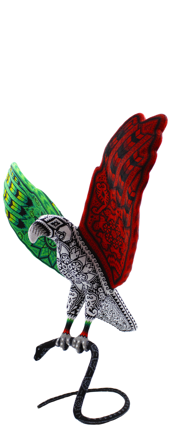 Escultura de águila sobre serpiente con chaquiras tricolor verde, blanco y rojo