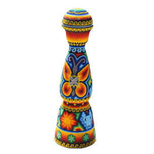 Botella de tequila clase azul cubierta con chaquiras de colores