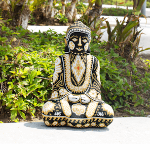 Figura de buda con arte huichol enchaquirado