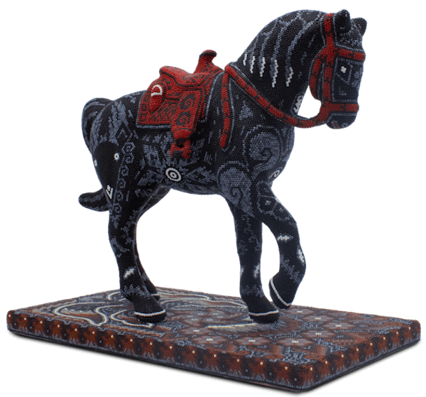 Escultura de caballo cubierto con chaquiras de color negro y rojo