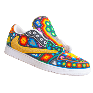 Sneaker cubierto con chaquiras de colores